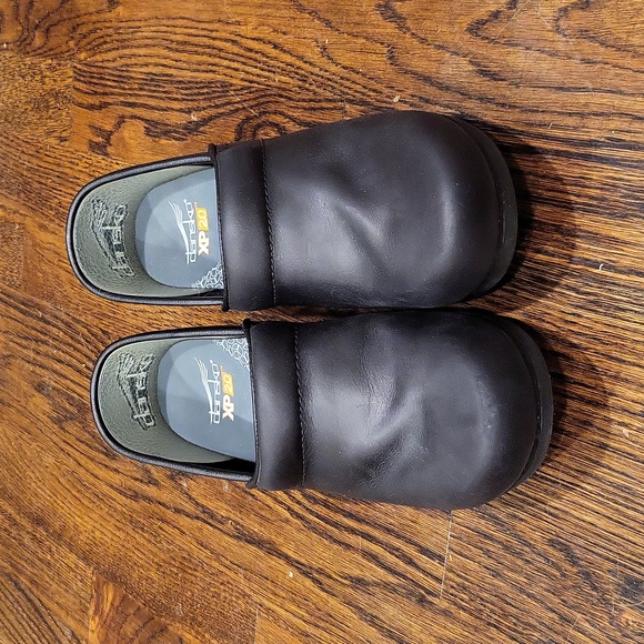 Dansko Black XP 2.0 Black Waterproof Pull Up Professional Work Clogs, Size 35 - Picture 3 of 12